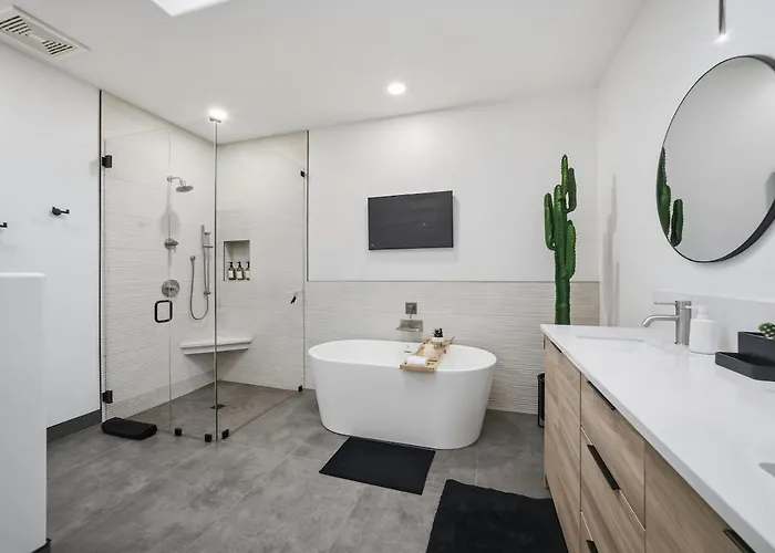 The 13th Hole Modern Retreat - Pool, Spa, Fire Pit *