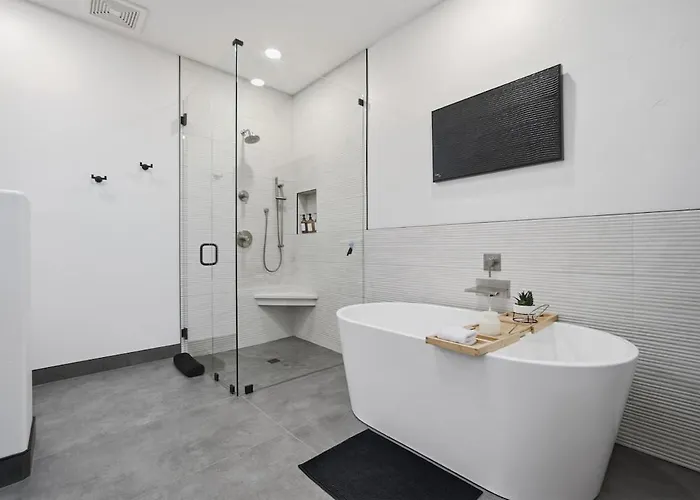 The 13th Hole Modern Retreat - Pool, Spa, Fire Pit * Lake Havasu City