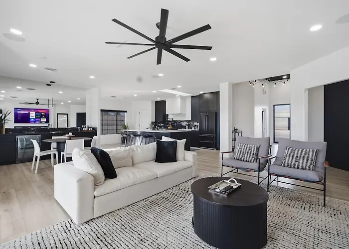 The 13th Hole Modern Retreat - Pool, Spa, Fire Pit Lake Havasu City