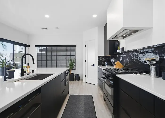 The 13th Hole Modern Retreat - Pool, Spa, Fire Pit Lake Havasu City