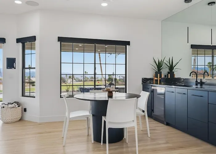 The 13th Hole Modern Retreat - Pool, Spa, Fire Pit * Lake Havasu City