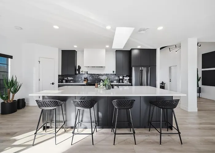 The 13th Hole Modern Retreat - Pool, Spa, Fire Pit * Lake Havasu City